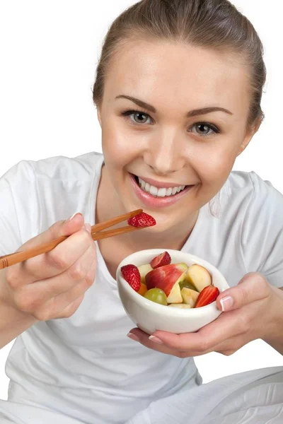 Frau isst Obstsalat — Stockfoto