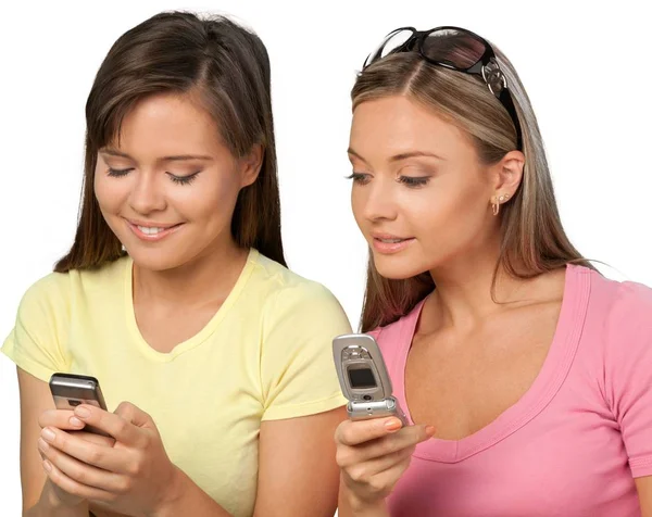 Frauen kommunizieren, indem sie auf Telefone schauen — Stockfoto