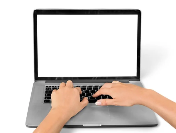 空白の画面を持つ近代的なノート パソコンのキーボードで入力する手 — ストック写真