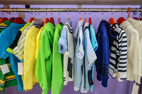 Zdjęcie Kolorowe Ubrania Tle Ściany Fioletowy — Zdjęcie stockowe