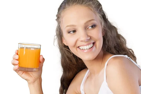 Kvinna som håller glas färsk juice — Stockfoto