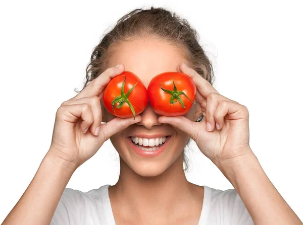 Frau bedeckt Augen mit Tomaten — Stockfoto