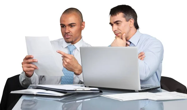 Hombres de negocios usando laptop — Foto de Stock