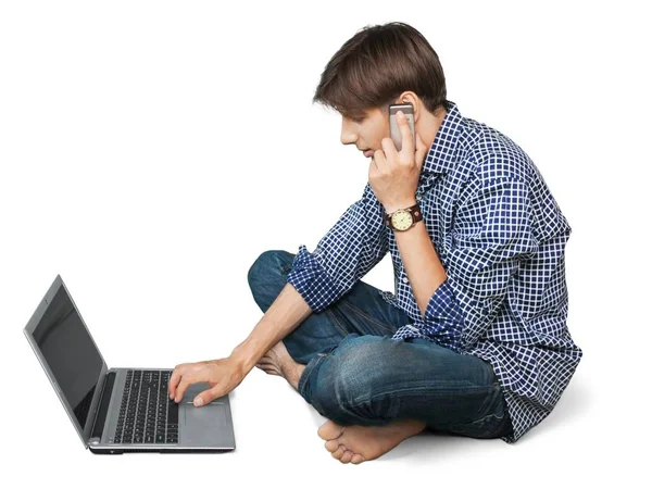 Empresário usando laptop e telefone — Fotografia de Stock