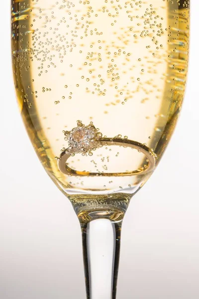 Flauta de champán llena de burbujas refrigeradas — Foto de Stock