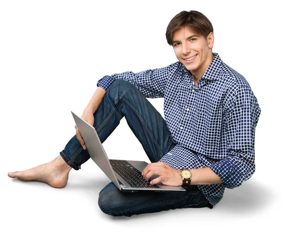 dizüstü bilgisayar kullanan adam