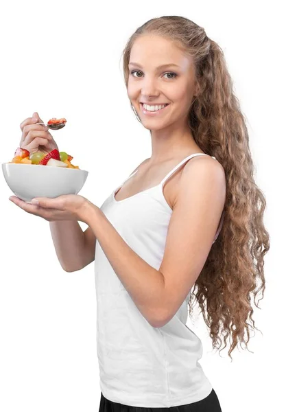 Meyve yiyen genç kadın — Stok fotoğraf