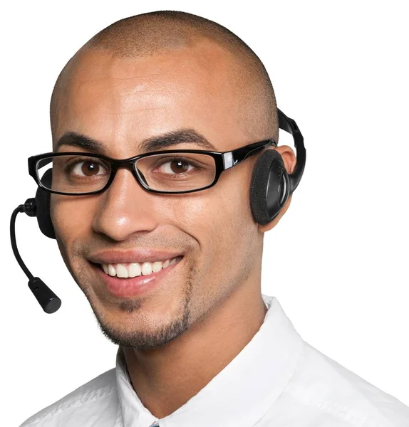 Egy mosolygós férfi portréja fejhallgatóval — Stock Fotó