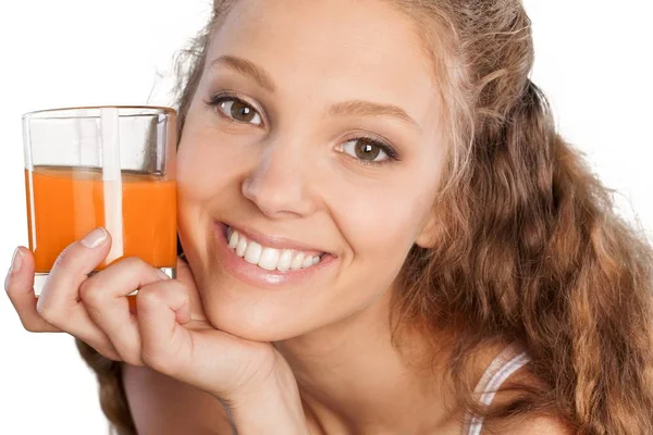 Kvinna som håller glas färsk juice — Stockfoto