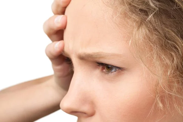 白い背景で孤立した頭痛を持つ若い女性は — ストック写真