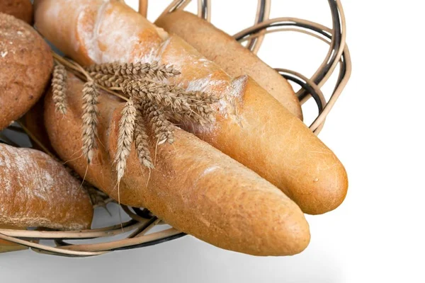 Beyaz arka plan üzerinde izole taze ev yapımı ekmek