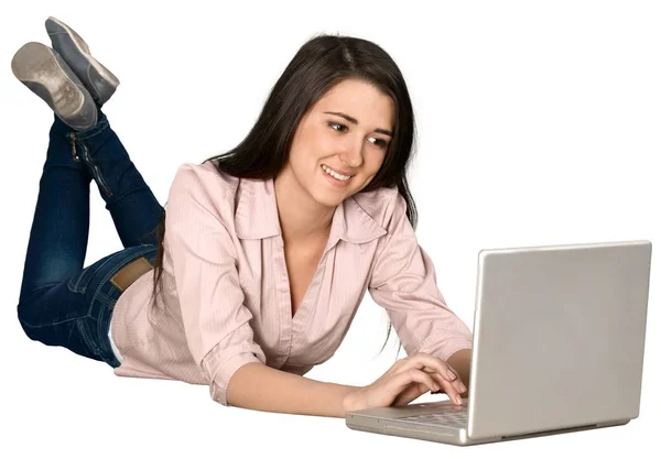 Młoda kobieta korzystająca z laptopa — Zdjęcie stockowe