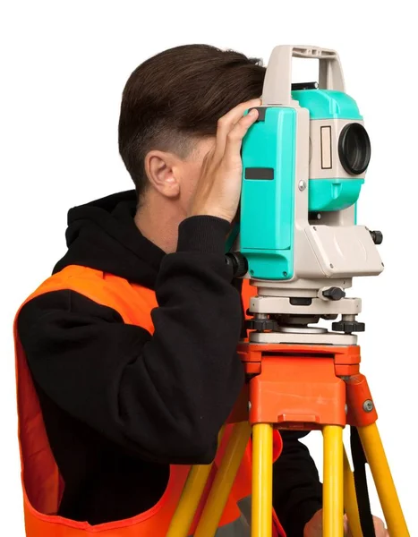 Surveyor ingenjör som arbetar med teodolit — Stockfoto