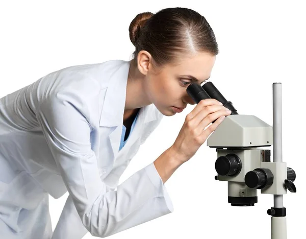 顕微鏡で研究する科学者 — ストック写真