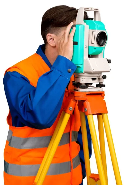 Teodolit dolgozó földmérő mérnök — Stock Fotó