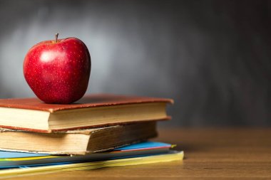 Renkli kitap yığını