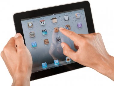tablet pc elinde olan adam