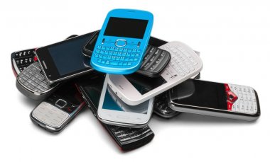 Eski akıllı telefonlar üzerinde beyaz arka plan izole kazık