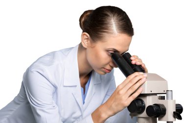 Mikroskopla çalışan bilim adamı