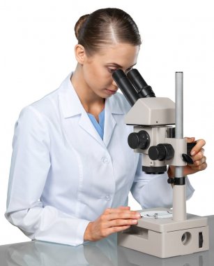 Mikroskopla çalışan bilim adamı