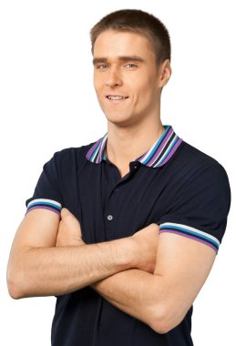 siyah tişörtlü adam 