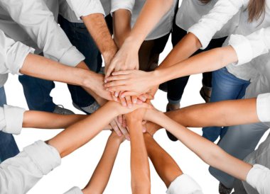 El ele tutuşan insanlar