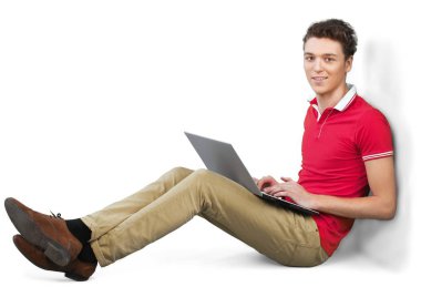 Dizüstü bilgisayar kullanan iş adamı