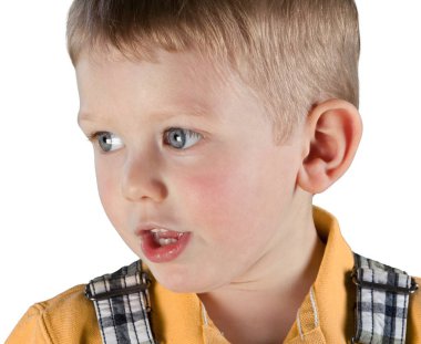 Turuncu tişörtlü çocuk