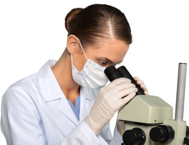 Beyaz arka plan üzerinde izole mikroskop ile çalışan bilim adamı