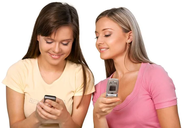 Frauen kommunizieren, indem sie auf Telefone schauen — Stockfoto