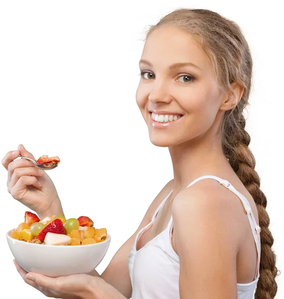 Mulher segurando salada e sorrindo — Fotografia de Stock