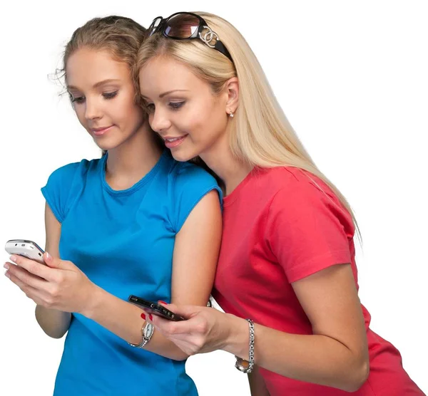 Deux Femmes Utilisant Des Smartphones Isolés Sur Fond Blanc — Photo