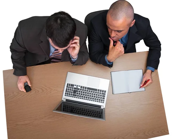 Hombres de negocios usando laptop — Foto de Stock