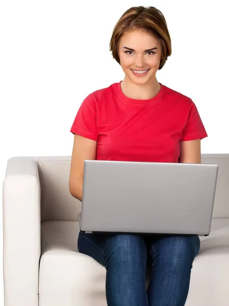Attraktive Frau, die mit Laptop arbeitet — Stockfoto