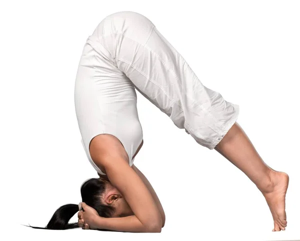 Jonge vrouw doet yoga — Stockfoto