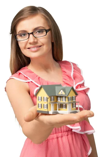 Jovem Bela Mulher Segurando Pouco Modelo Casa Isolada Fundo Branco — Fotografia de Stock