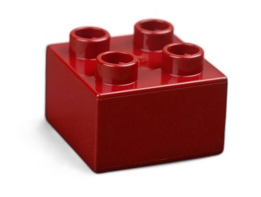 beyaz bir arka plan üzerinde izole kırmızı lego tuğla. 