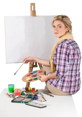 Genç sevimli kadın ressam