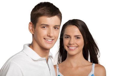 Genç çift sarılıyor.