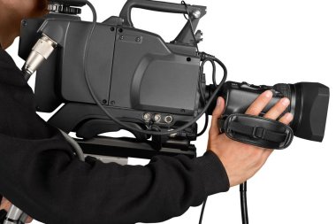 Kameraman beyaz arka plan üzerinde izole kamera ile çalışma 