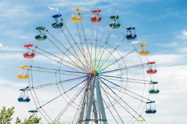 Şehir parkında renkli dönme dolap