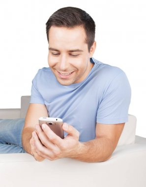 telefon kullanan yakışıklı adam