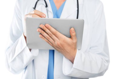 dijital tablet kullanan doktor 