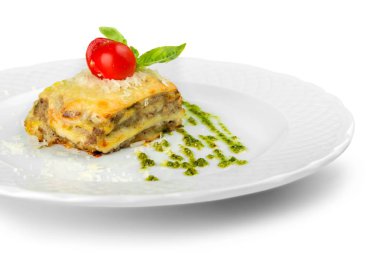 yakın lezzetli lazanya domates ve fesleğen izole beyaz arka plan üzerinde plaka üzerinde çekim