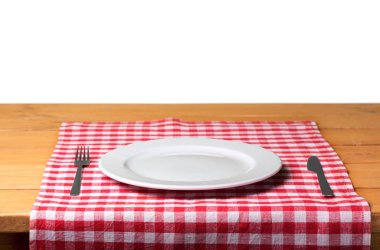 Ahşap masa peçeteye tabağa beyaz 