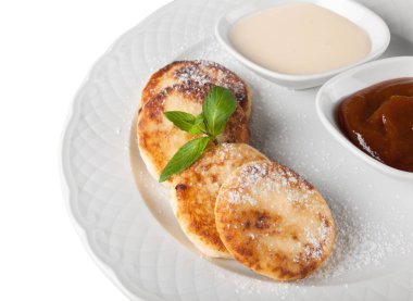 Beyaz plaka beyaz arka plan üzerinde izole lezzetli pan kek Close-Up