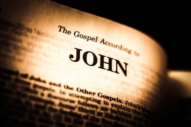 Koyu arka plan üzerine açık Kutsal İncil kitap