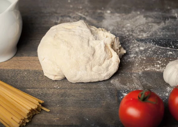 Bola Masa Cruda Sobre Mesa Madera — Foto de Stock