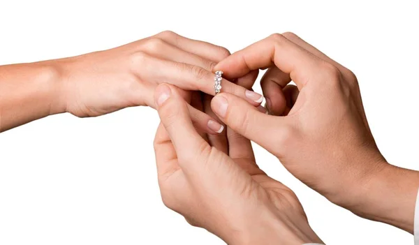 Γαμπρός βάζοντας το γαμήλιο δαχτυλίδι — Φωτογραφία Αρχείου