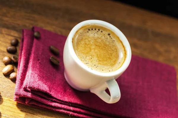 Café negro en taza blanca — Foto de Stock